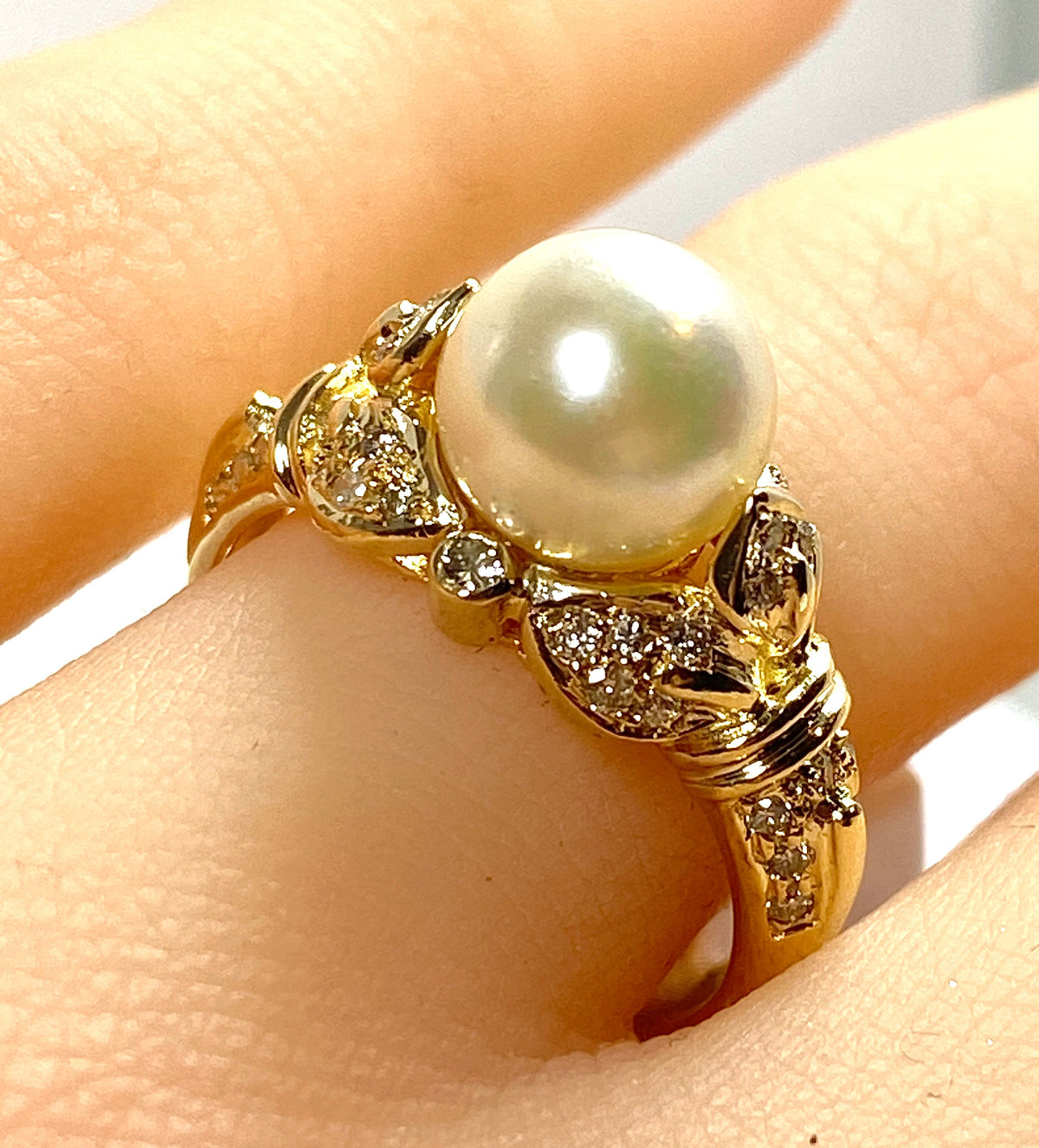 Bague en or jaune 18 carats, perle et 38 diamants.