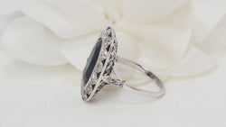 Bague pompadour en platine, saphir et diamants