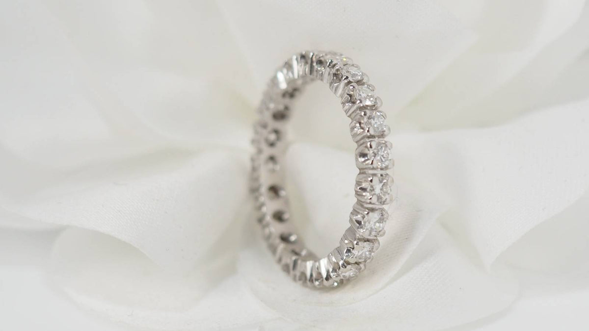 Alliance en or blanc et diamants