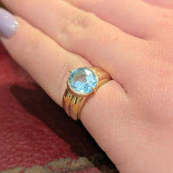 Bague en or jaune et topaze