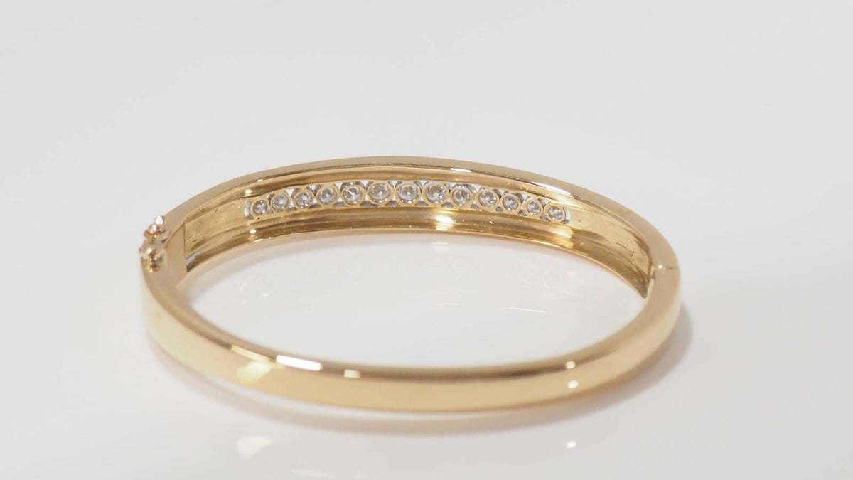Bracelet jonc ouvrant en or jaune et diamants