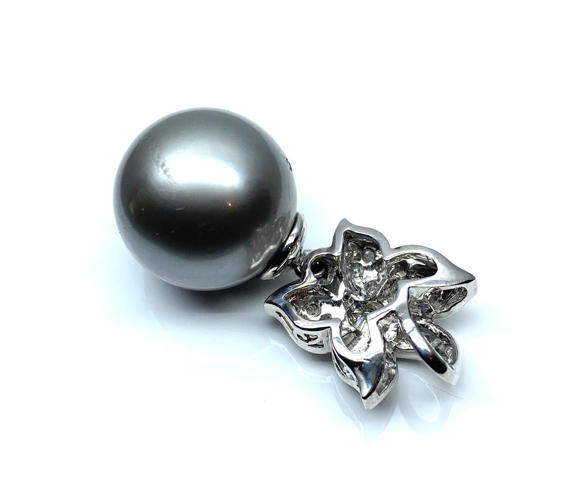 Pendentif en or blanc 18 carats, perle de Tahiti et diamants