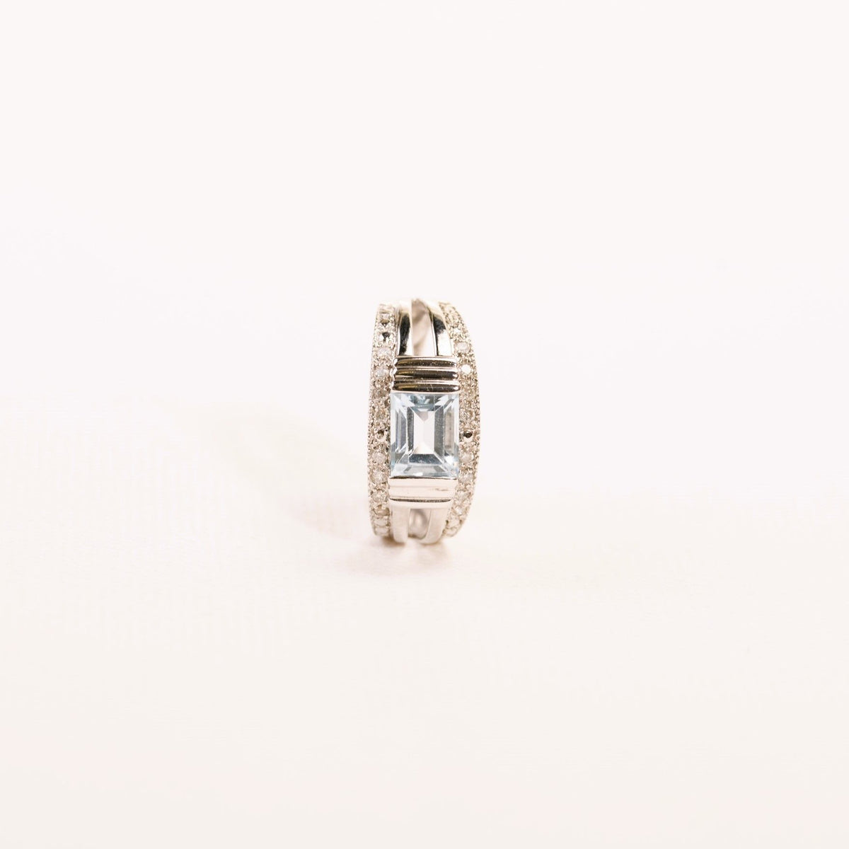 Bague Bandeau topaze taille émeraude et diamants en or blanc