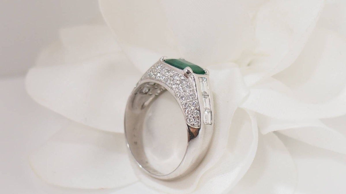 Bague jonc en or blanc émeraude et diamants