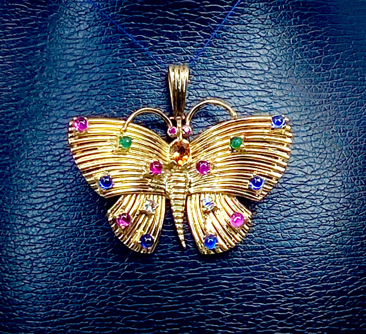 Pendentif papillon en or jaune 18 carats et pierres précieuses