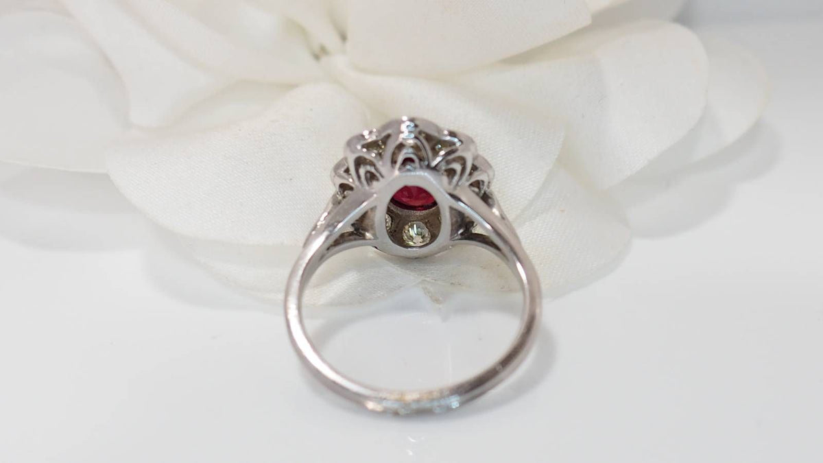 Bague entourage en or blanc, rubis et diamants