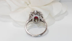 Bague entourage en or blanc, rubis et diamants