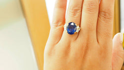 Bague importante en or jaune, saphir de Ceylan et diamants