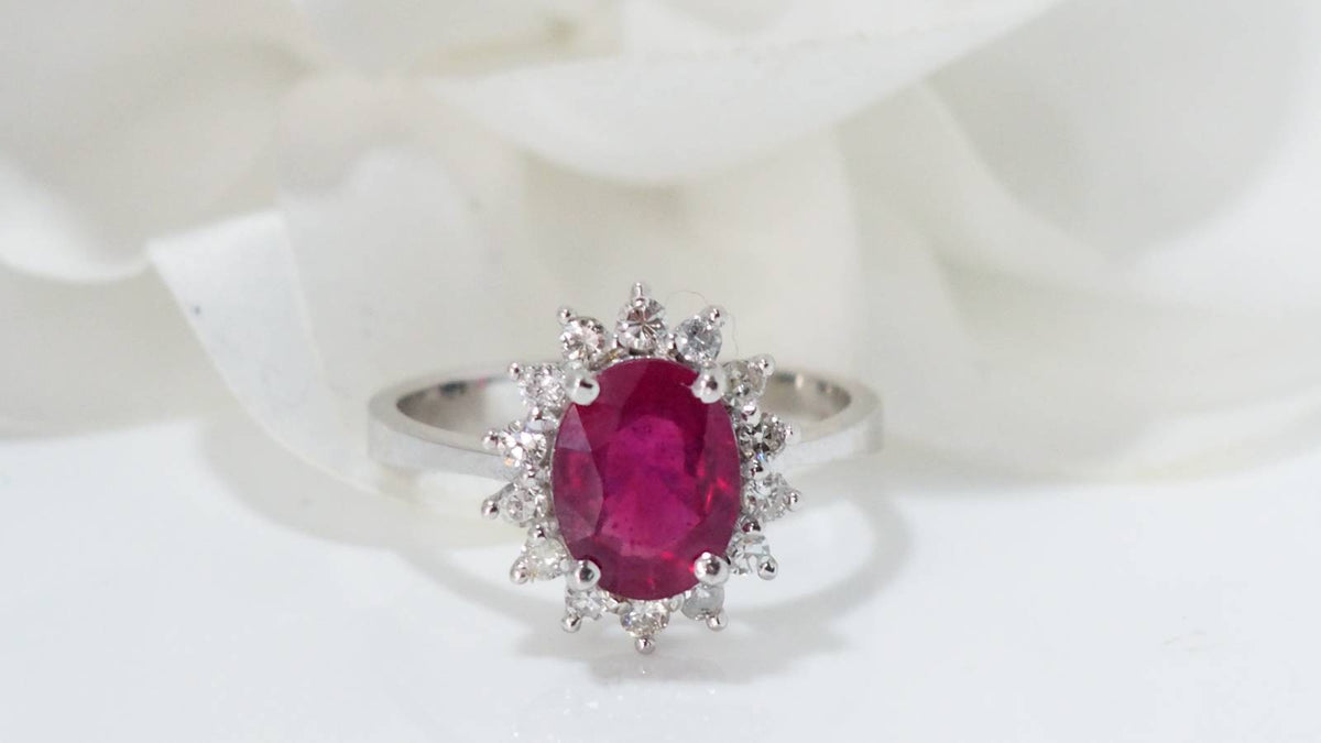 Bague en or blanc, rubis 2cts et diamants