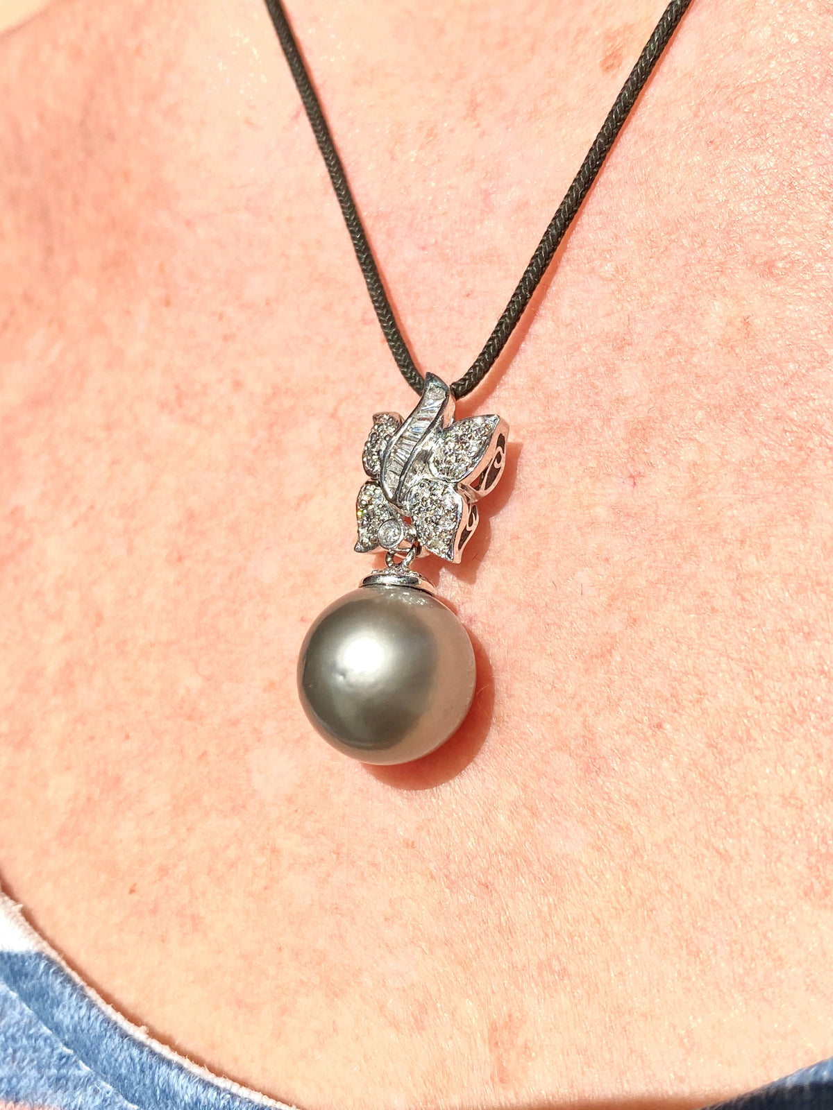 Pendentif en or blanc 18 carats, perle de Tahiti et diamants