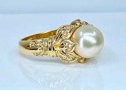 Bague en or jaune 18 carats, perle et 38 diamants.