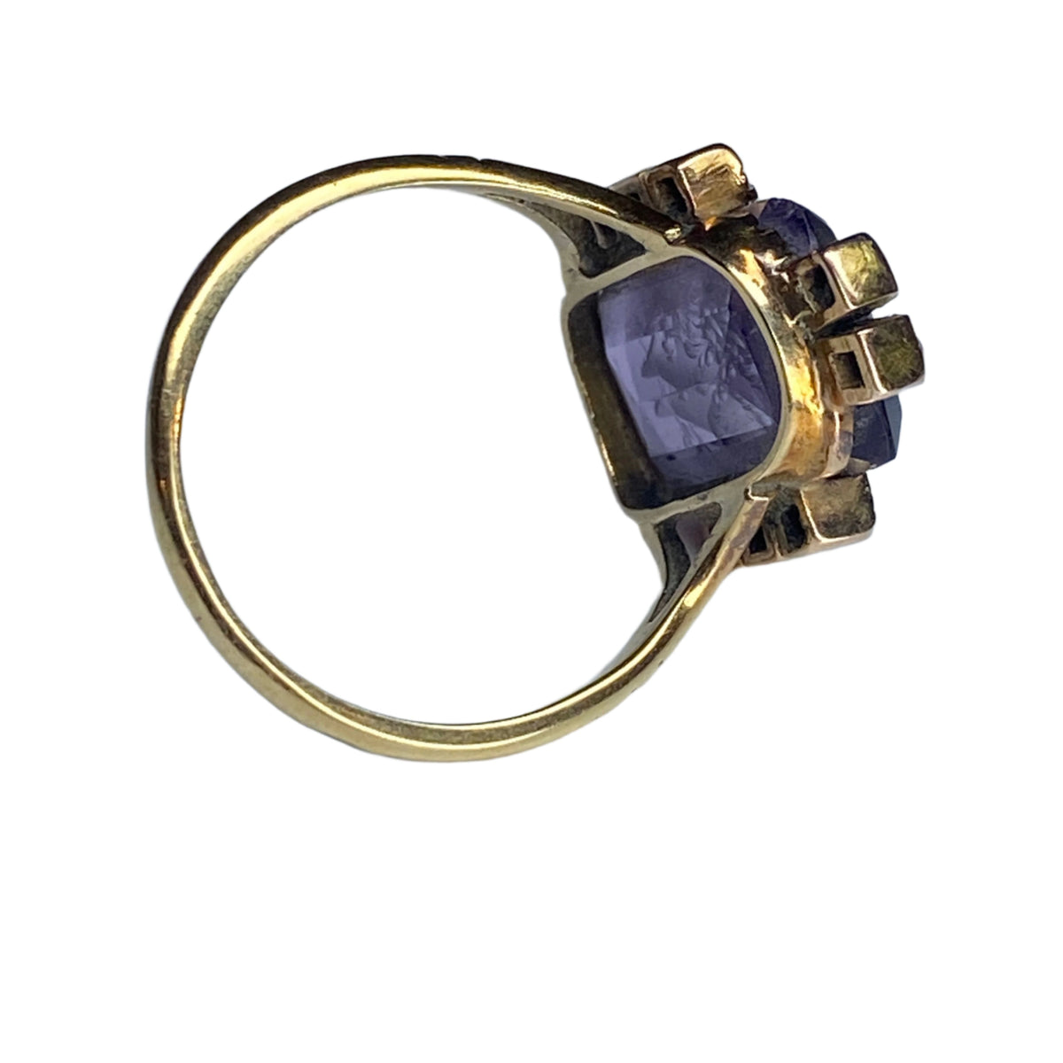 Bague Chevalière intaille en or jaune, verre et perles