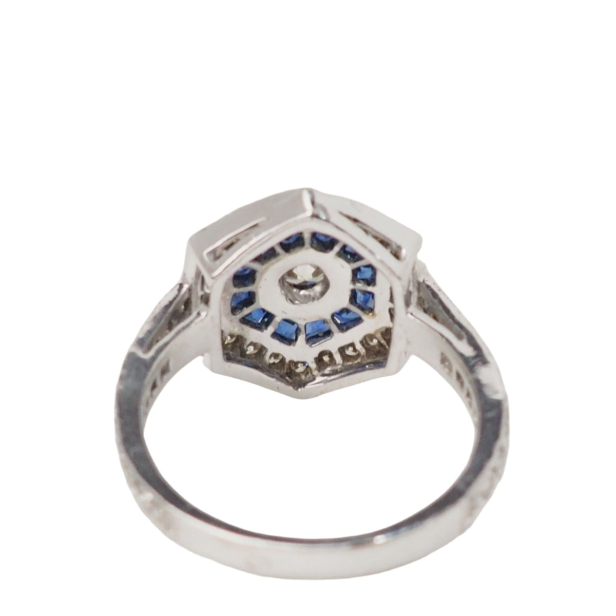 Bague double entourage en or blanc, saphirs et diamants