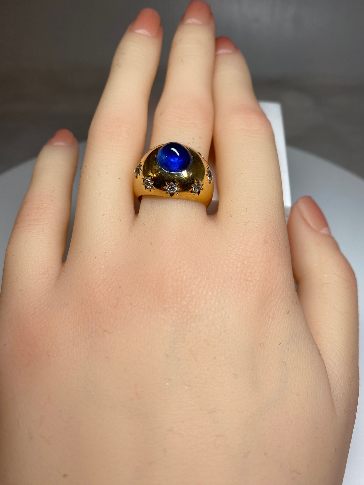 Bague en or 18 carats, saphir cabochon 5.10 ct ceylan non chauffé vers 1940