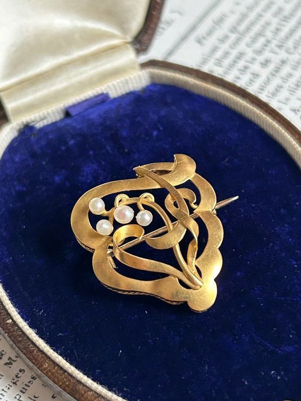 Broche Art Nouveau en or jaune 18k