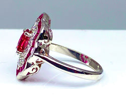Bague marguerite en or blanc en rubis et diamants