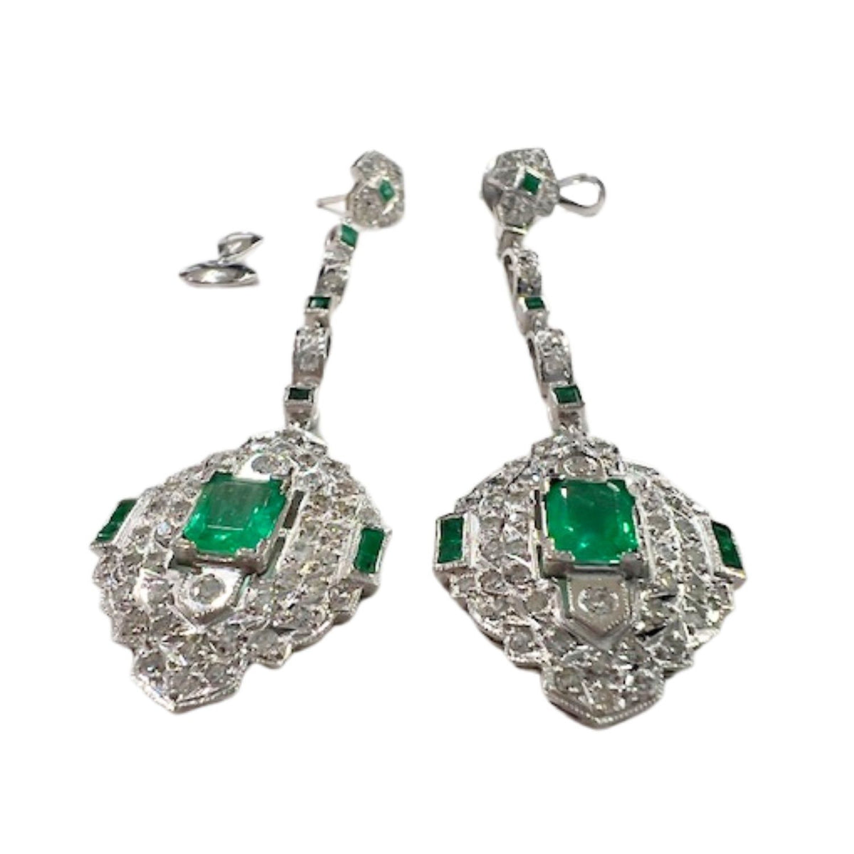 PENDIENTES ESTILO ART DECO de PLATINO con DIAMANTES y ESMERALDAS