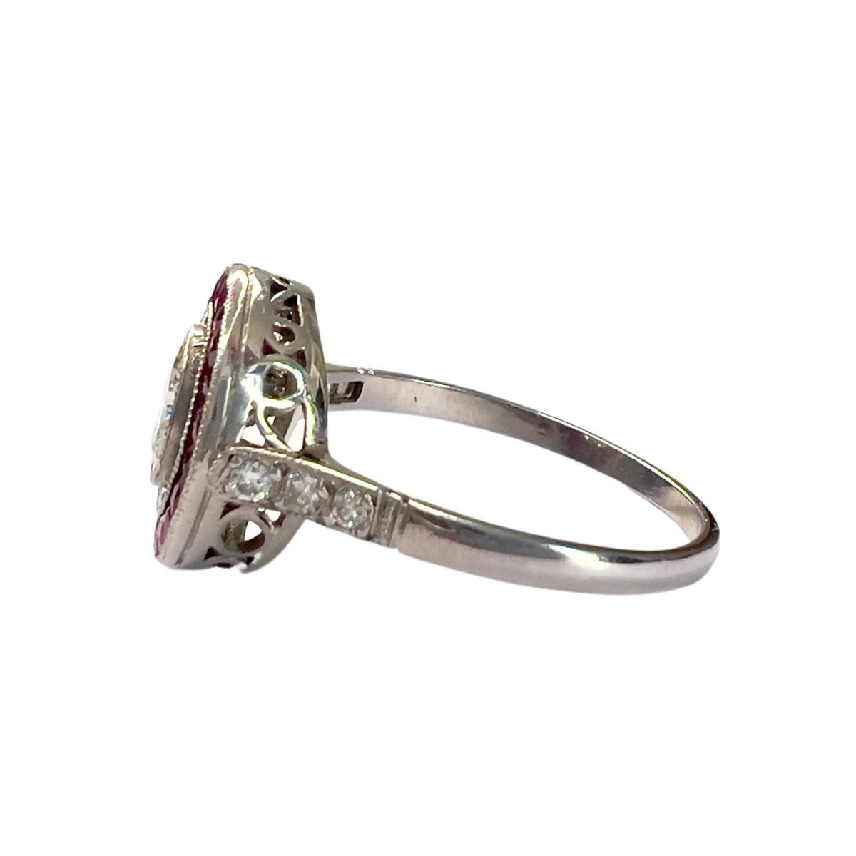 SORTIJA ESTILO ART DECO de PLATINO 950 kts con DIAMANTES y RUBIES