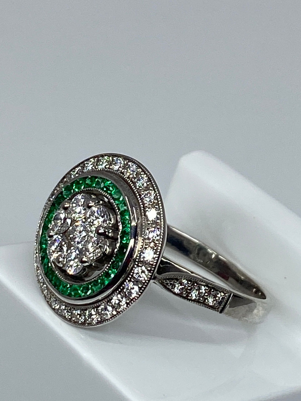 Bague ronde en or 18 carats en émeraudes et diamants de style ART DECO