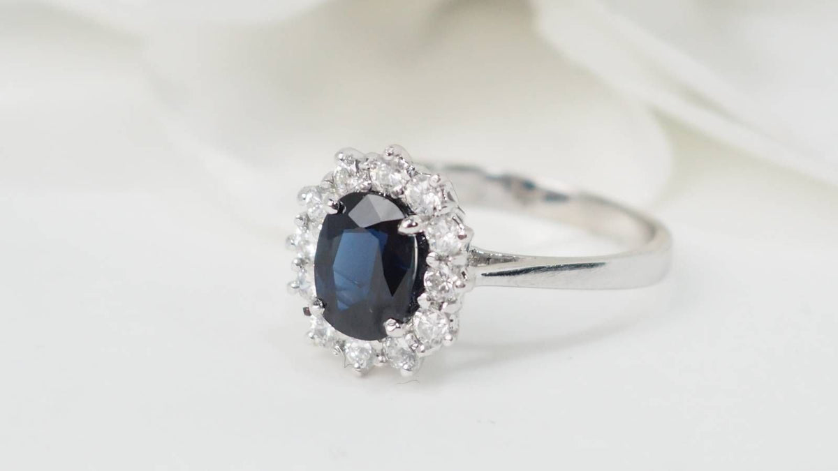 Bague marguerite en or blanc, saphir et diamants
