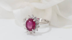 Bague en or blanc, rubis 2cts et diamants