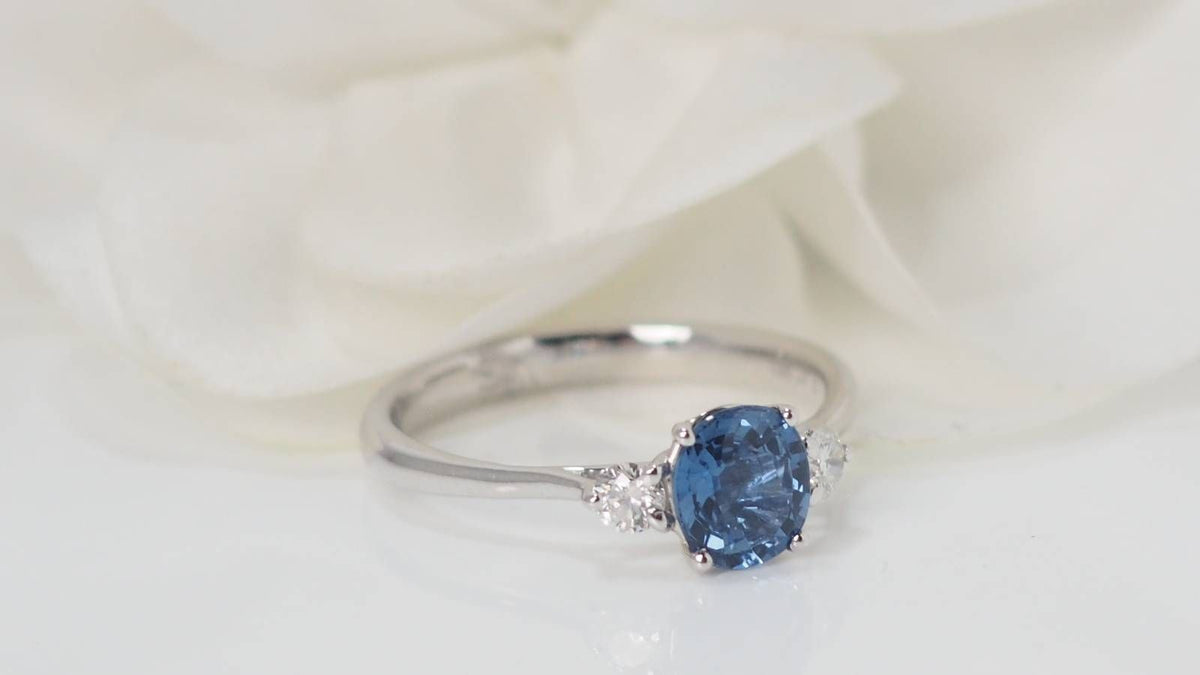Bague en platine saphir de Ceylan et diamants