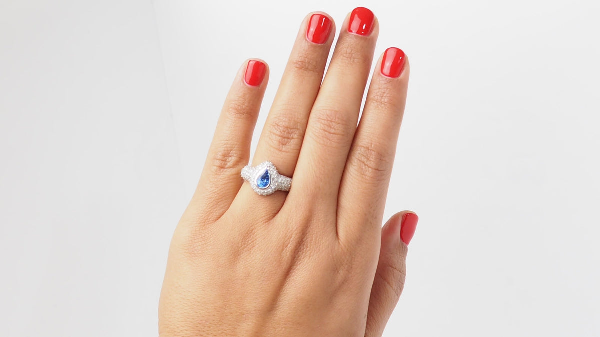 Bague en or blanc, saphir de Ceylan et diamants