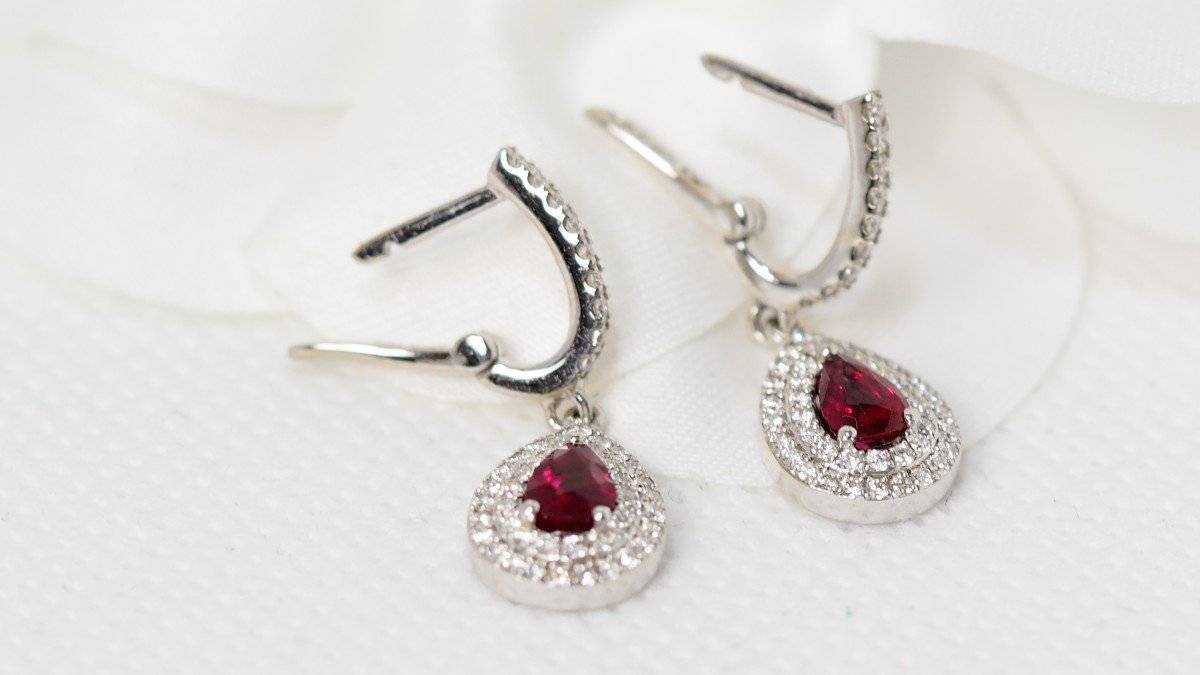 Boucles d'oreilles en or blanc, rubis poire et diamants