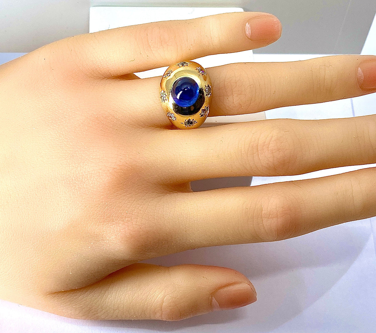 Bague en or jaune 18 carats, saphir 5,10 carats Ceylan non chauffé et diamants