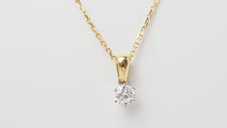 Collier soliatire en or jaune et diamants