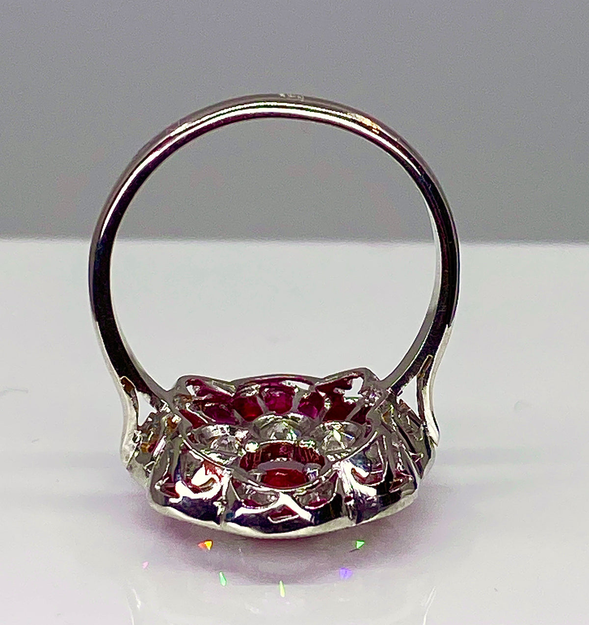 Bague marguerite en or blanc en rubis et diamants