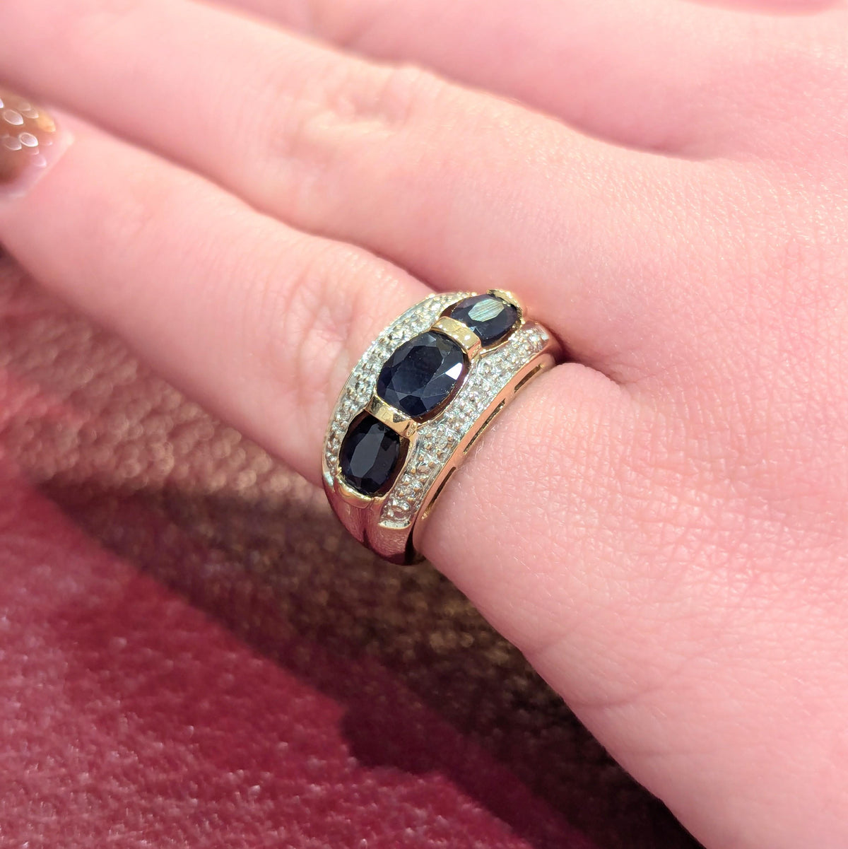 Bague bandeau or jaune diamants et saphirs