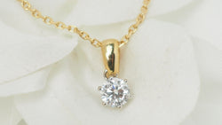 Collier soliatire en or jaune et diamants