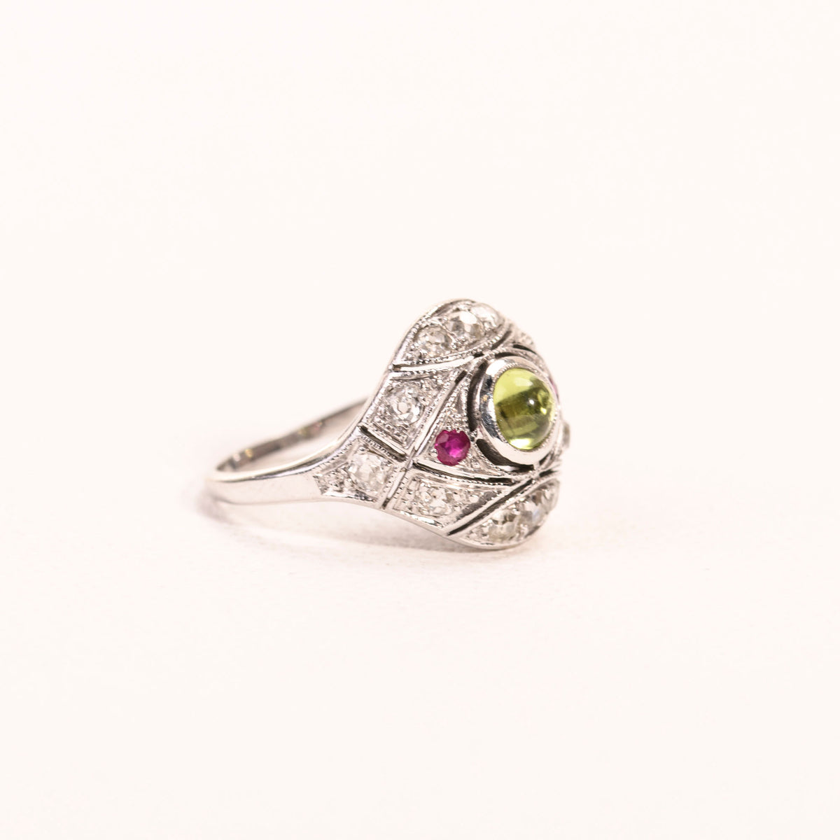 Bague Dôme Art Déco péridot rubis diamants