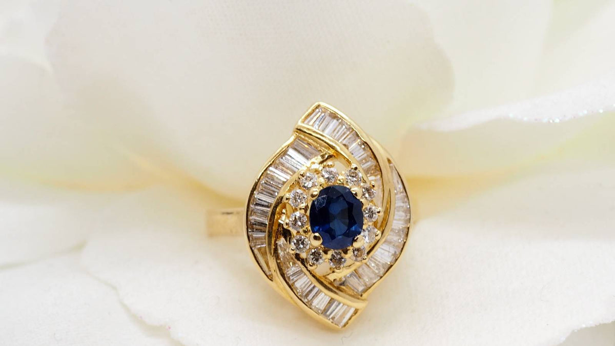 Bague entourage en or jaune, saphir et diamants baguettes