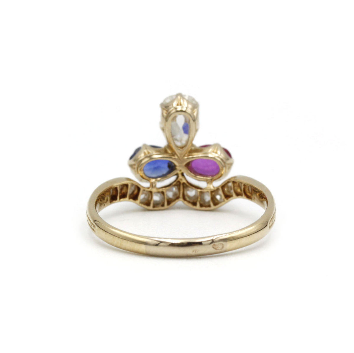 Bague Trilogie XIXème - Or jaune, diamants, rubis et saphir.