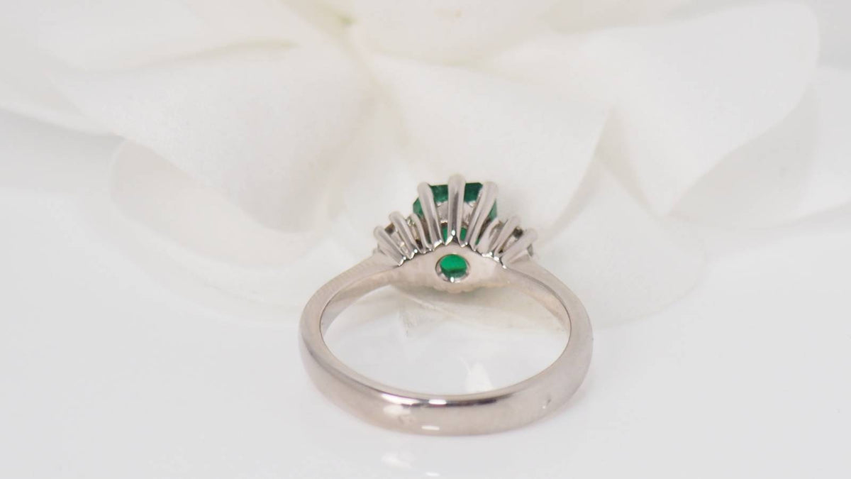Bague en or blanc, émeraude et diamants
