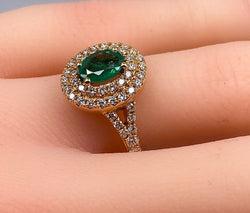 Bague en or jaune 18 carats ornée d’une émeraude et diamants