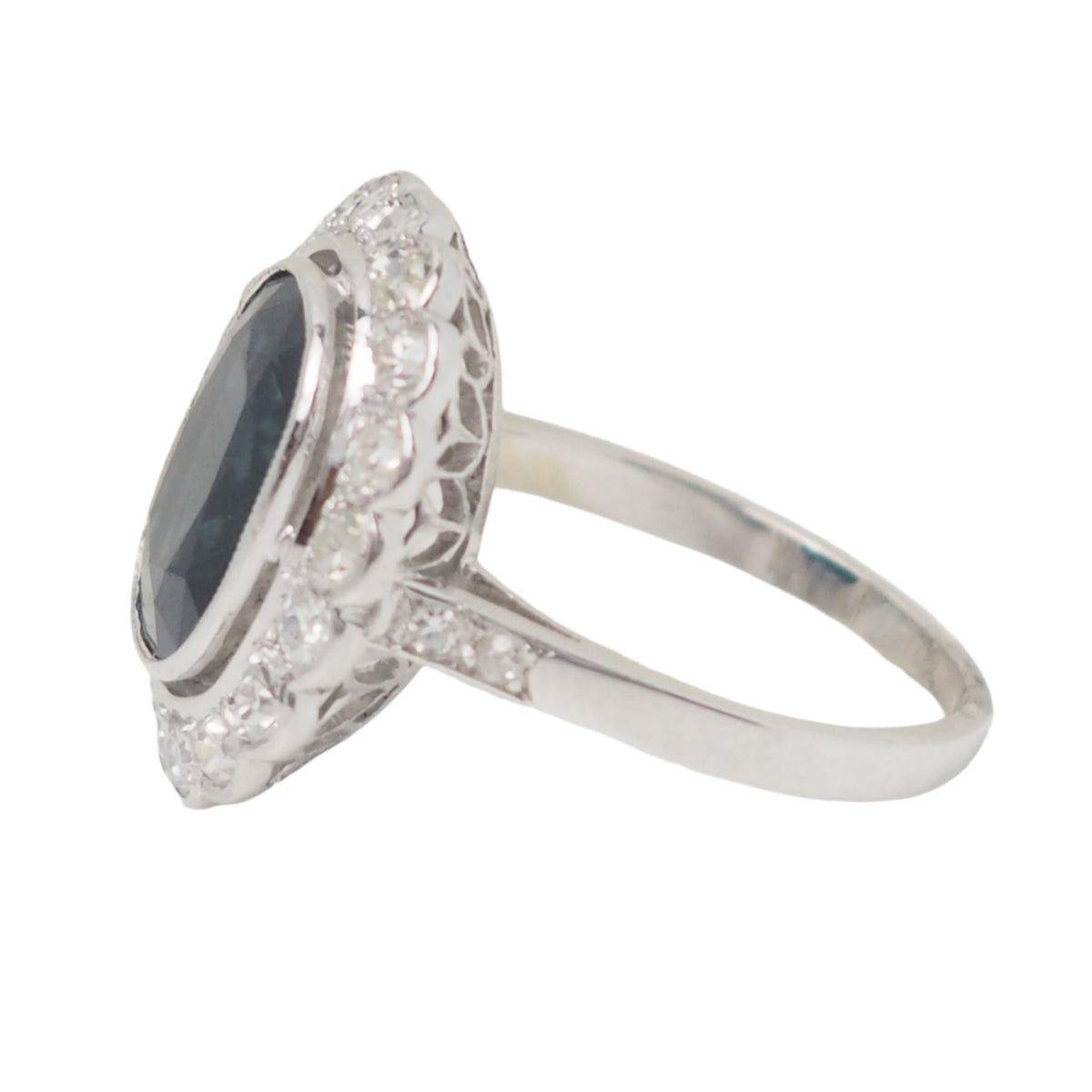 Bague Art Déco en platine, saphir et diamants