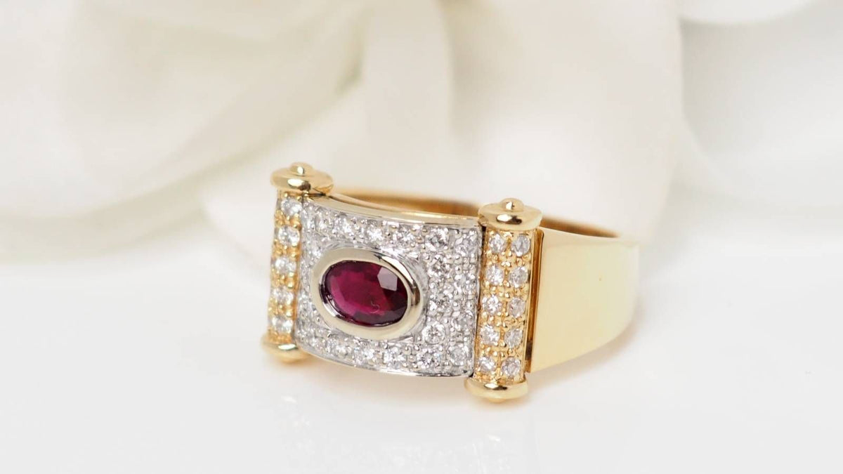 Bague ruban en or bicolore, diamants et rubis