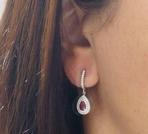 Boucles d'oreilles en or blanc, rubis poire et diamants