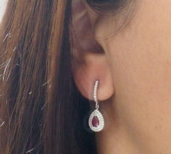Boucles d'oreilles en or blanc, rubis poire et diamants