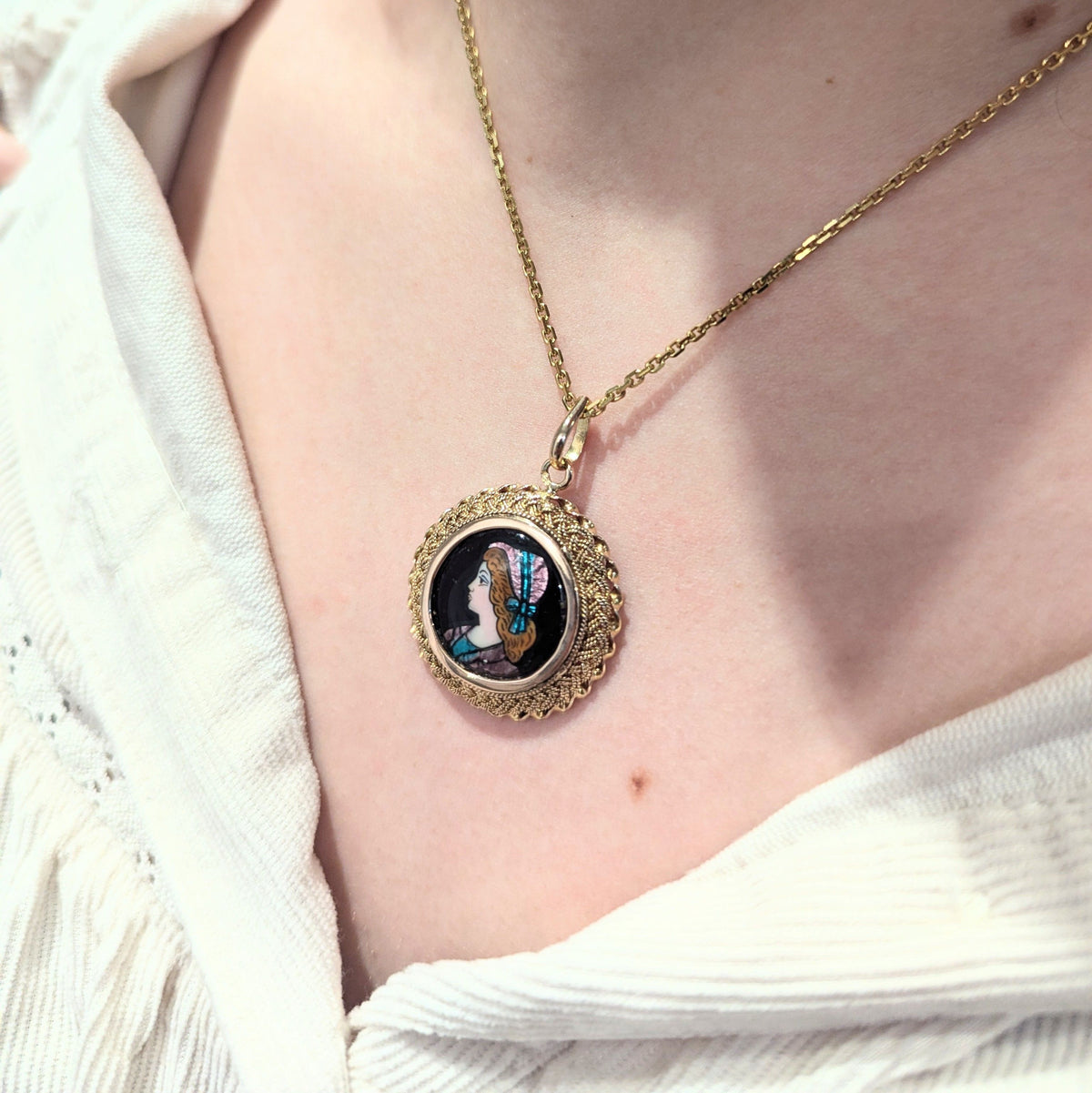 Pendentif or jaune et émail