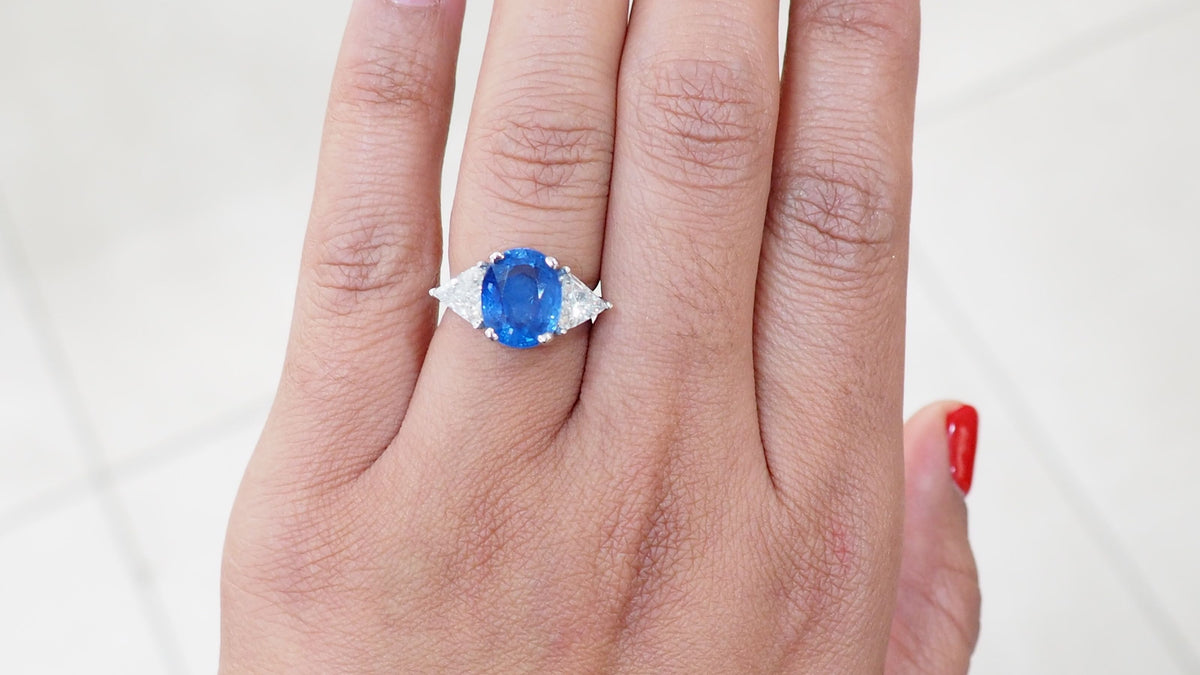 Bague en or blanc saphir de Ceylan et diamants