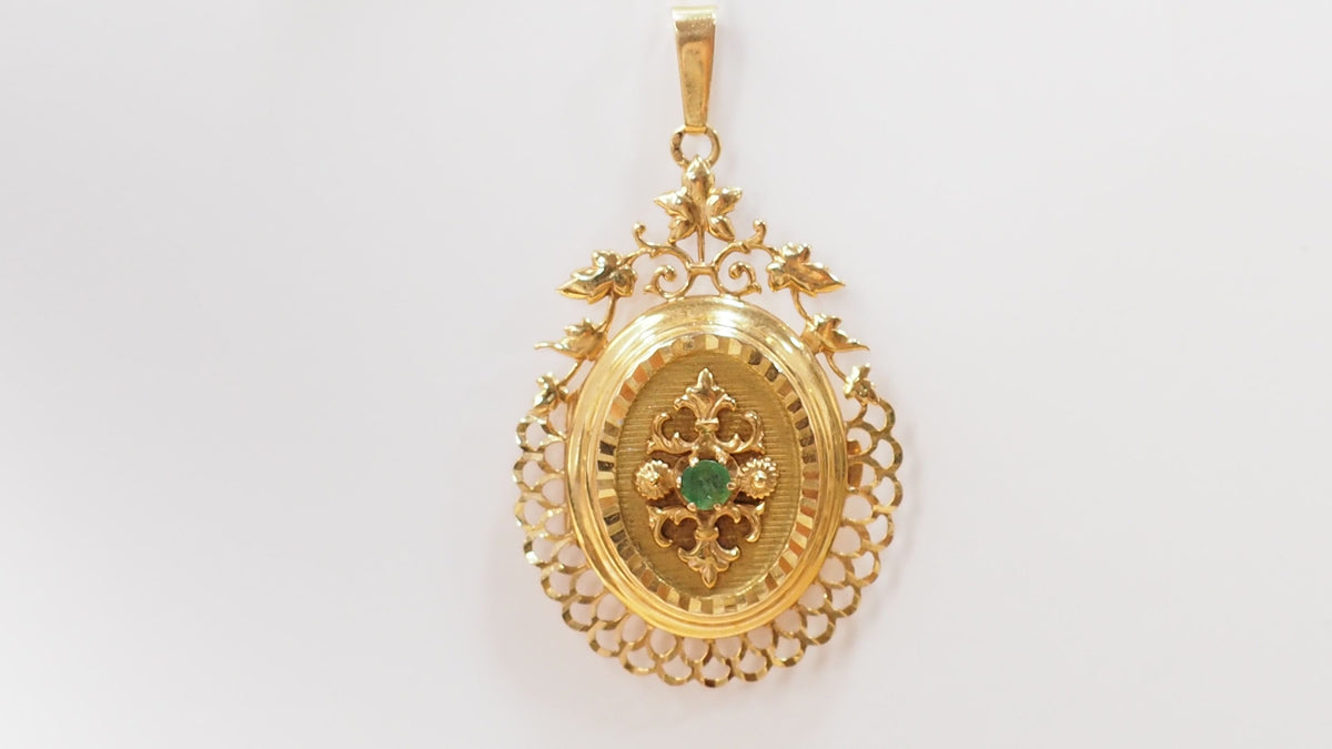 Pendentif porte photo en or jaune et émeraude