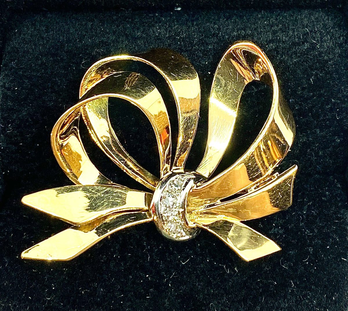 Broche noeud en or et platine et diamants