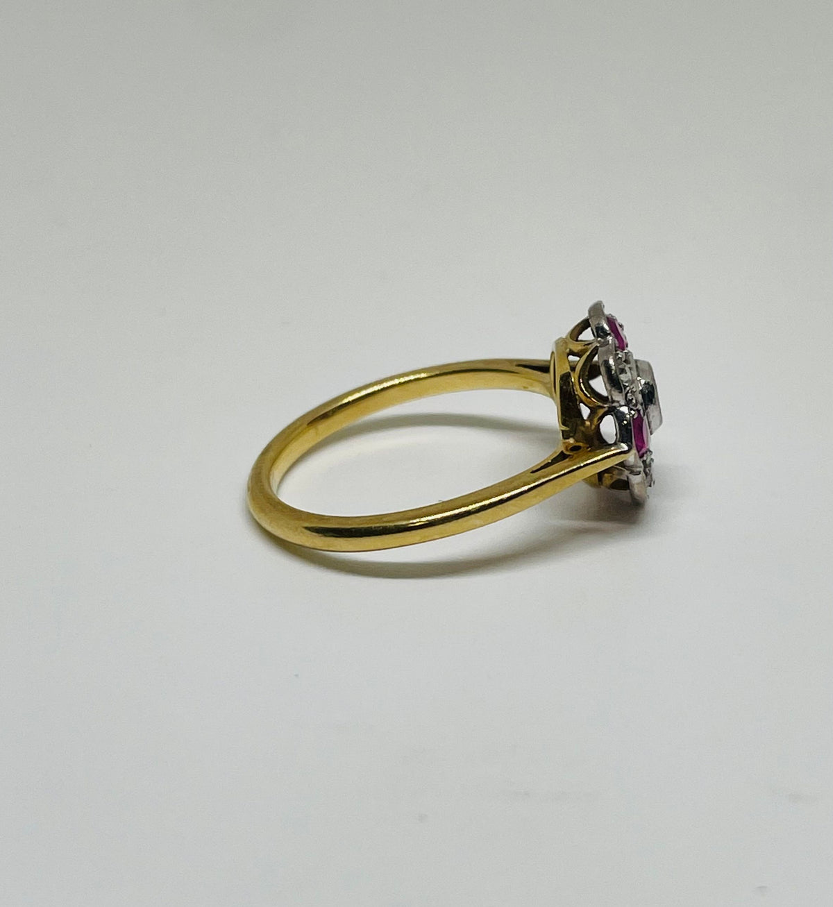 Bague marguerite art déco rubis et diamants