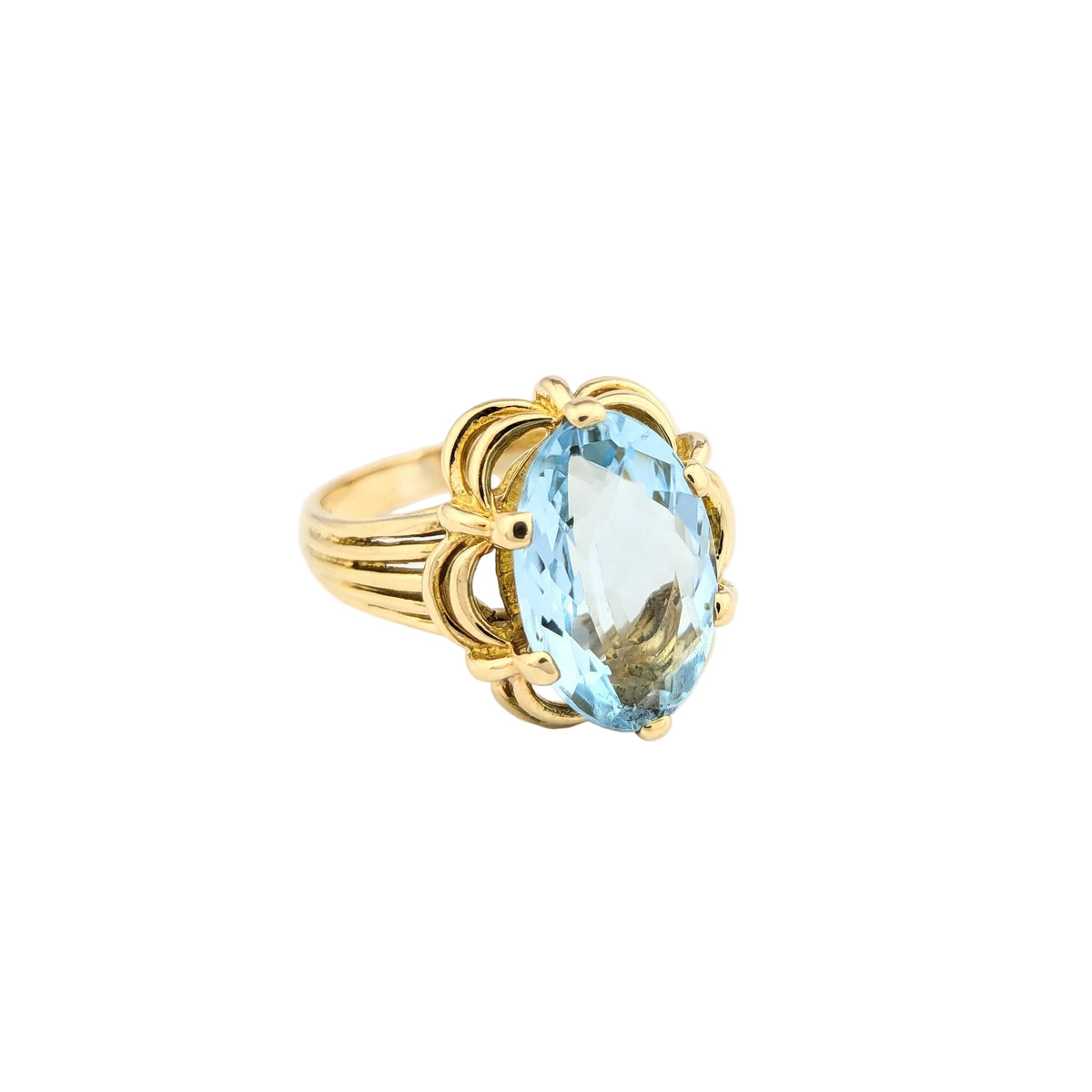 Bague en or jaune et aigue-marine
