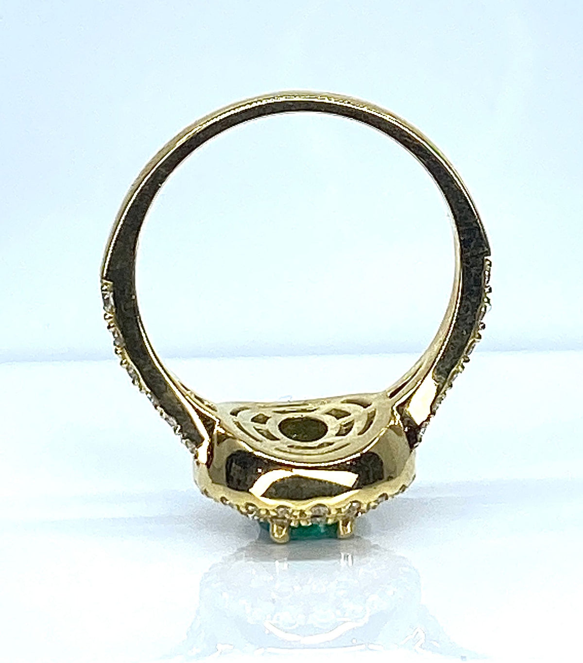 Bague en or jaune 18 carats ornée d’une émeraude et diamants