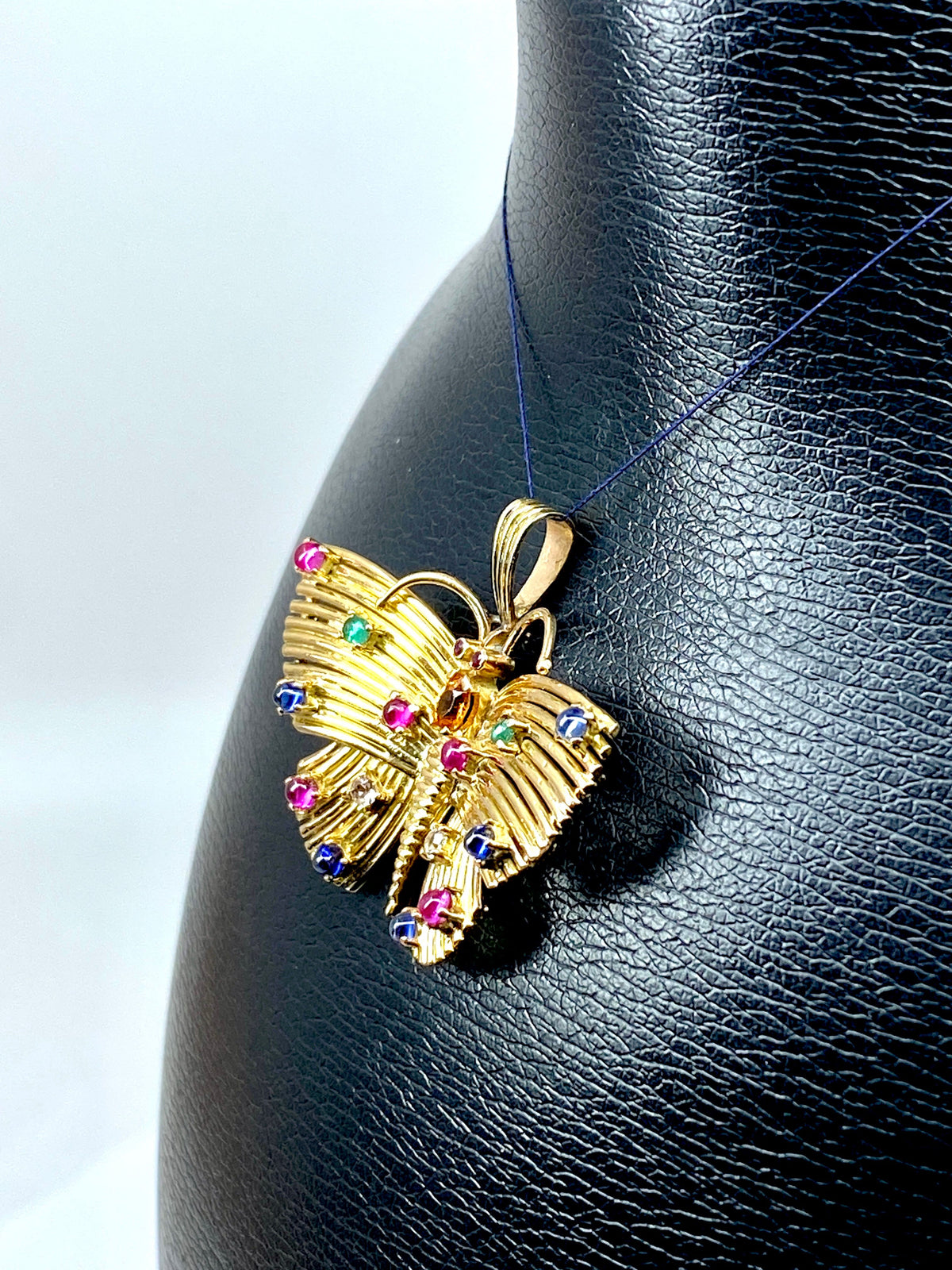 Pendentif papillon en or jaune 18 carats et pierres précieuses